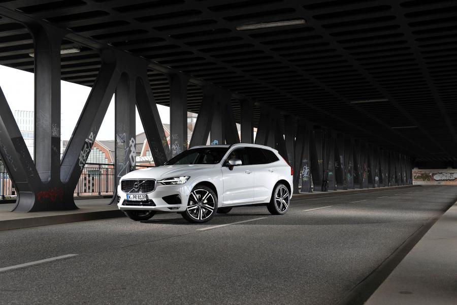  Volvo XC60 D5 R-Design 2017 года  (WW) (фото 17 из 26)